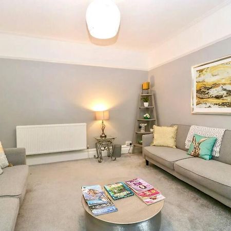 Homely 4 Bedroom Large House Inc Free Parking - Great Location - Fast Wifi - Smart Tv - Sleeps Up To 7! Close To Bournemouth & Poole Town Centre & Sandbanks المظهر الخارجي الصورة