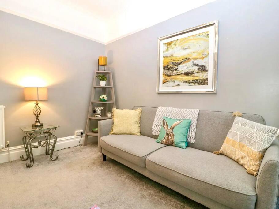 Homely 4 Bedroom Large House Inc Free Parking - Great Location - Fast Wifi - Smart Tv - Sleeps Up To 7! Close To Bournemouth & Poole Town Centre & Sandbanks المظهر الخارجي الصورة