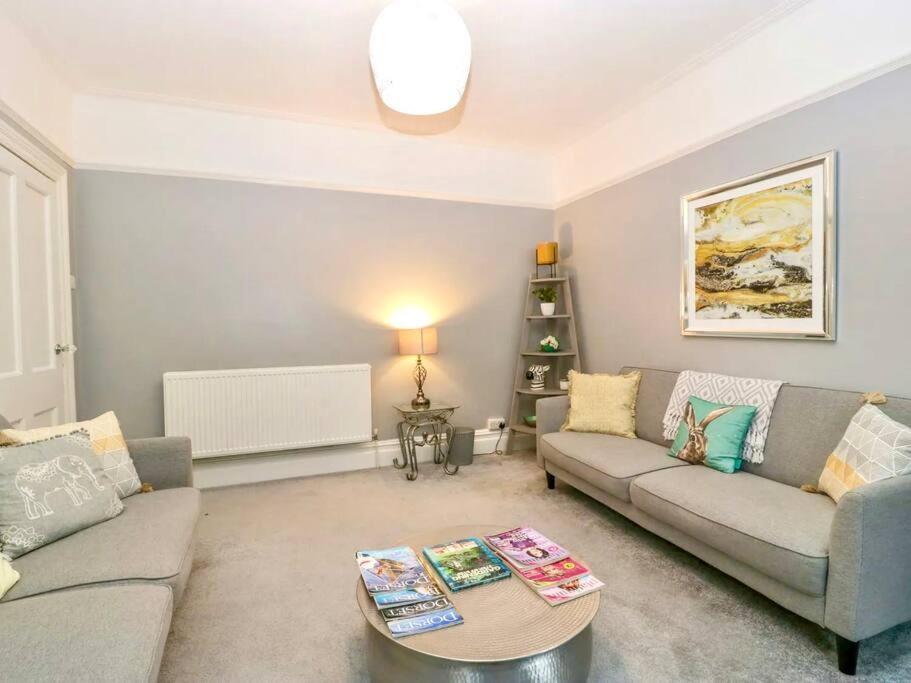 Homely 4 Bedroom Large House Inc Free Parking - Great Location - Fast Wifi - Smart Tv - Sleeps Up To 7! Close To Bournemouth & Poole Town Centre & Sandbanks المظهر الخارجي الصورة