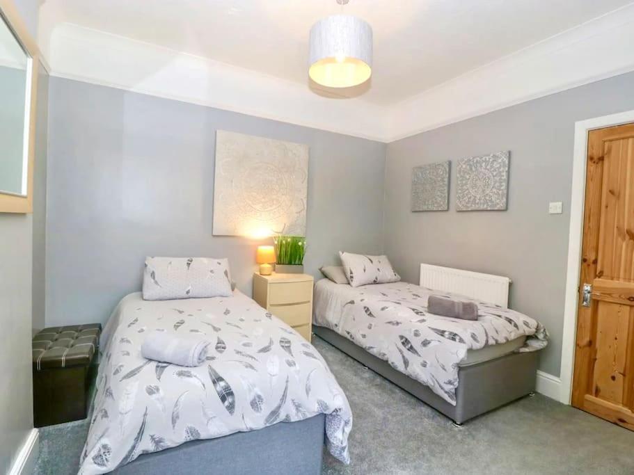 Homely 4 Bedroom Large House Inc Free Parking - Great Location - Fast Wifi - Smart Tv - Sleeps Up To 7! Close To Bournemouth & Poole Town Centre & Sandbanks المظهر الخارجي الصورة