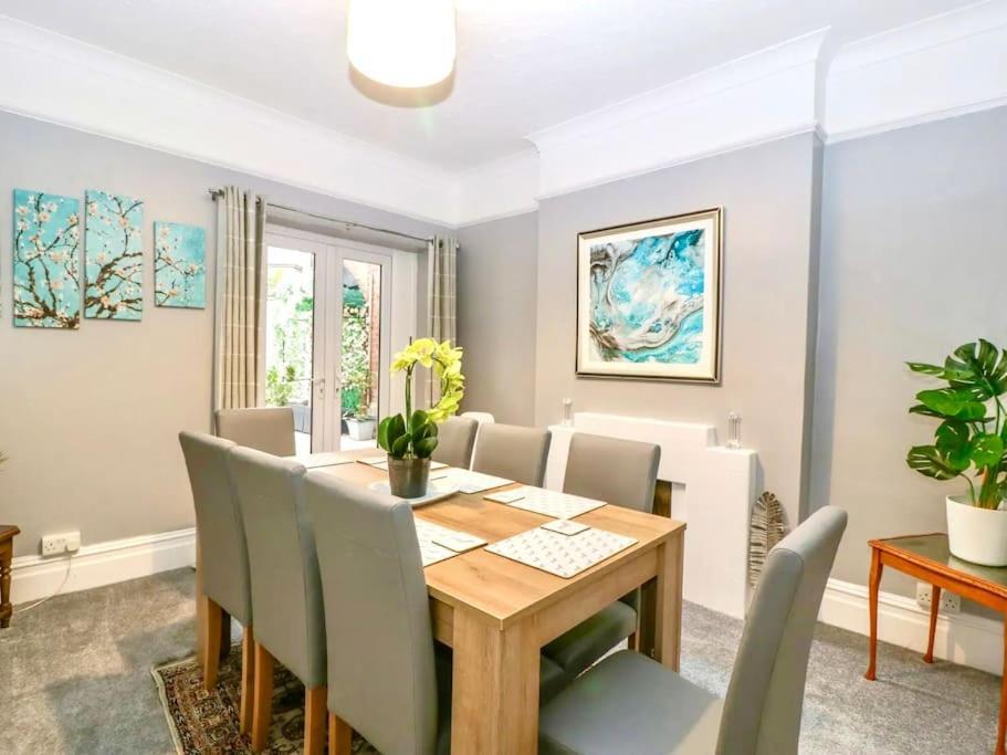 Homely 4 Bedroom Large House Inc Free Parking - Great Location - Fast Wifi - Smart Tv - Sleeps Up To 7! Close To Bournemouth & Poole Town Centre & Sandbanks المظهر الخارجي الصورة