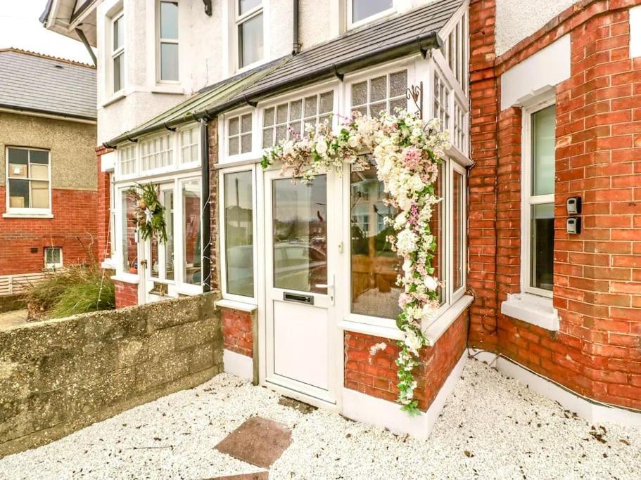 Homely 4 Bedroom Large House Inc Free Parking - Great Location - Fast Wifi - Smart Tv - Sleeps Up To 7! Close To Bournemouth & Poole Town Centre & Sandbanks المظهر الخارجي الصورة