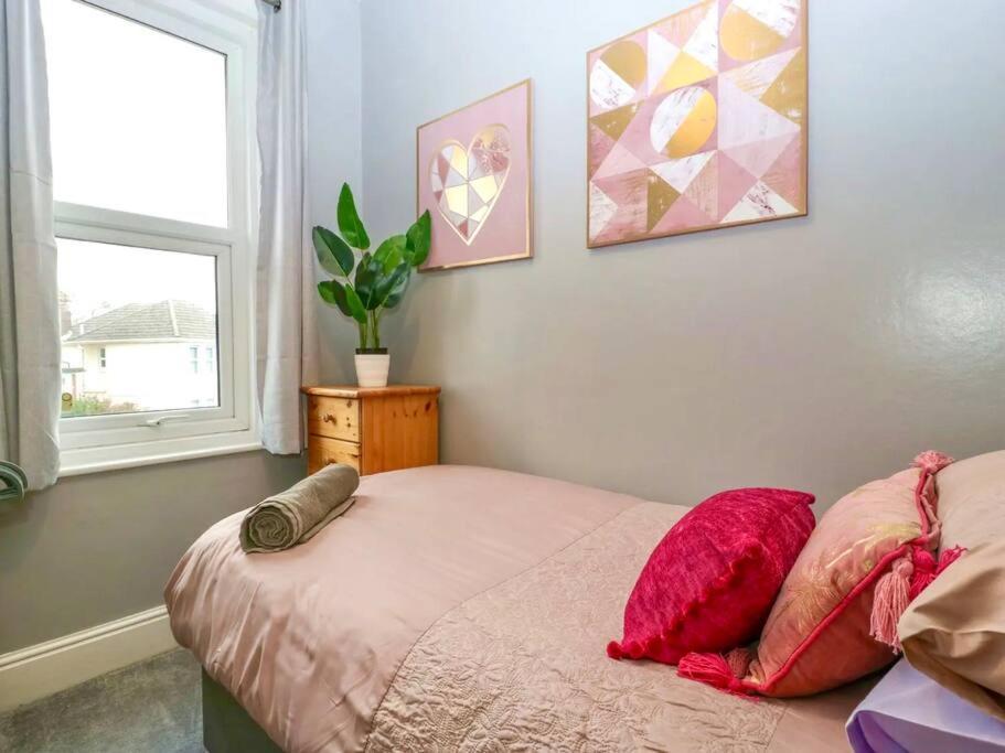 Homely 4 Bedroom Large House Inc Free Parking - Great Location - Fast Wifi - Smart Tv - Sleeps Up To 7! Close To Bournemouth & Poole Town Centre & Sandbanks المظهر الخارجي الصورة