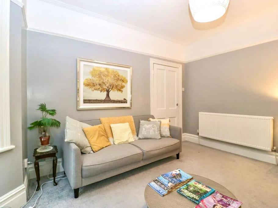 Homely 4 Bedroom Large House Inc Free Parking - Great Location - Fast Wifi - Smart Tv - Sleeps Up To 7! Close To Bournemouth & Poole Town Centre & Sandbanks المظهر الخارجي الصورة