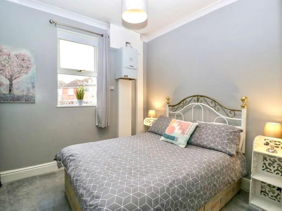 Homely 4 Bedroom Large House Inc Free Parking - Great Location - Fast Wifi - Smart Tv - Sleeps Up To 7! Close To Bournemouth & Poole Town Centre & Sandbanks المظهر الخارجي الصورة