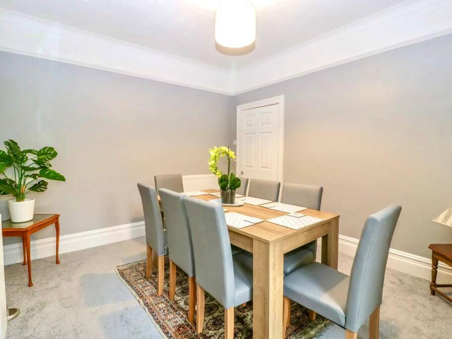 Homely 4 Bedroom Large House Inc Free Parking - Great Location - Fast Wifi - Smart Tv - Sleeps Up To 7! Close To Bournemouth & Poole Town Centre & Sandbanks المظهر الخارجي الصورة