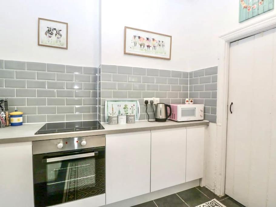 Homely 4 Bedroom Large House Inc Free Parking - Great Location - Fast Wifi - Smart Tv - Sleeps Up To 7! Close To Bournemouth & Poole Town Centre & Sandbanks المظهر الخارجي الصورة