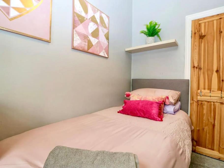 Homely 4 Bedroom Large House Inc Free Parking - Great Location - Fast Wifi - Smart Tv - Sleeps Up To 7! Close To Bournemouth & Poole Town Centre & Sandbanks المظهر الخارجي الصورة