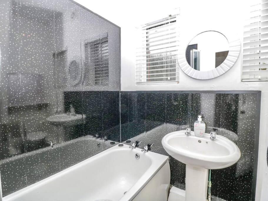 Homely 4 Bedroom Large House Inc Free Parking - Great Location - Fast Wifi - Smart Tv - Sleeps Up To 7! Close To Bournemouth & Poole Town Centre & Sandbanks المظهر الخارجي الصورة