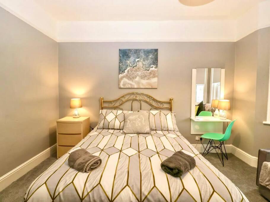 Homely 4 Bedroom Large House Inc Free Parking - Great Location - Fast Wifi - Smart Tv - Sleeps Up To 7! Close To Bournemouth & Poole Town Centre & Sandbanks المظهر الخارجي الصورة