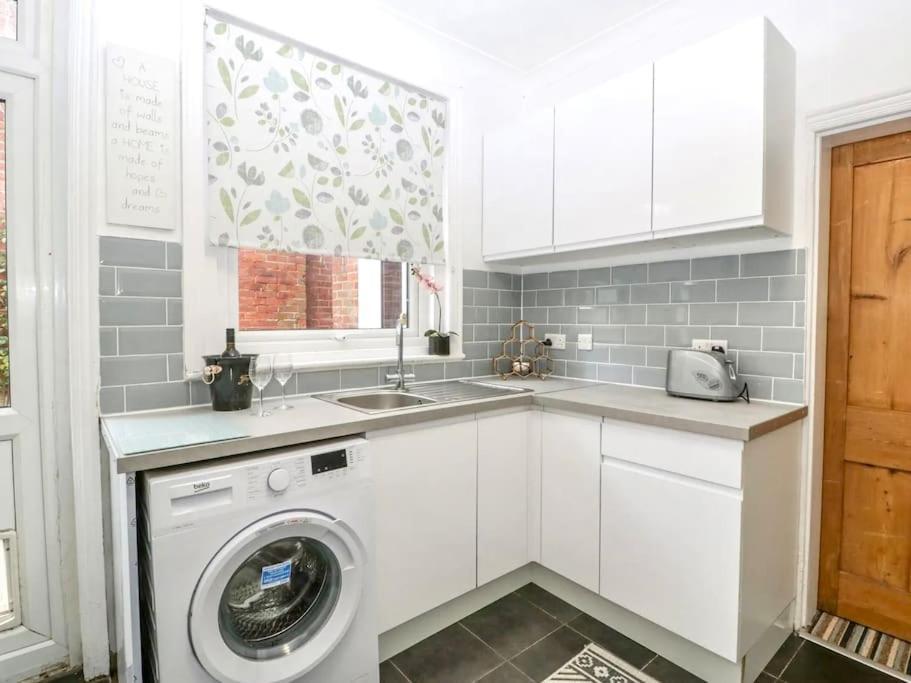 Homely 4 Bedroom Large House Inc Free Parking - Great Location - Fast Wifi - Smart Tv - Sleeps Up To 7! Close To Bournemouth & Poole Town Centre & Sandbanks المظهر الخارجي الصورة