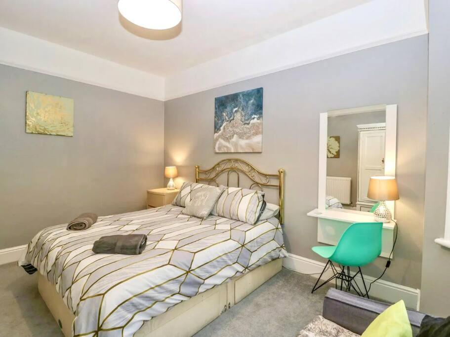 Homely 4 Bedroom Large House Inc Free Parking - Great Location - Fast Wifi - Smart Tv - Sleeps Up To 7! Close To Bournemouth & Poole Town Centre & Sandbanks المظهر الخارجي الصورة