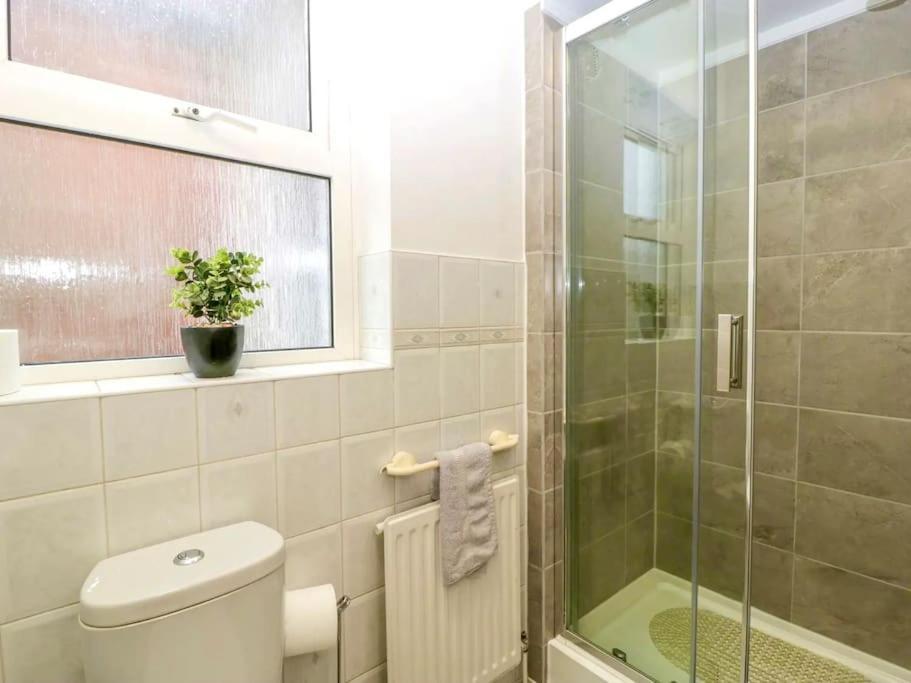 Homely 4 Bedroom Large House Inc Free Parking - Great Location - Fast Wifi - Smart Tv - Sleeps Up To 7! Close To Bournemouth & Poole Town Centre & Sandbanks المظهر الخارجي الصورة
