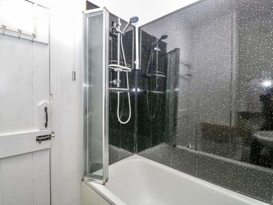 Homely 4 Bedroom Large House Inc Free Parking - Great Location - Fast Wifi - Smart Tv - Sleeps Up To 7! Close To Bournemouth & Poole Town Centre & Sandbanks المظهر الخارجي الصورة